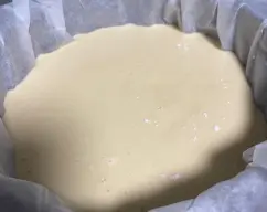 Step <p>QUITAMOS LA MARIPOSA , PRECALENTAMOS EL HORNO A 180º, VOLCAMOS LA MEZCLA SOBRE UN MOLDE DE UNOS 26 CM DE DIAMETRO FORRADO CON UN PAPEL VEGETAL Y HORNEAMOS DURANTE 30 MINUTOS APROXIMADAMENTE. DEJAR ENFRIAR Y DESMONTAR, PODEIS PONERLE AZUCAR GLASS COMO ES MI CASO O ANTES DE METER AL HORNO EL MOLDE CON EL BIZCOCHO UN PAR DE CUCHARADAS A LA MEZCLA ANTES DE HORNEAR, COMO MAS OS GUSTE. </p> illustration