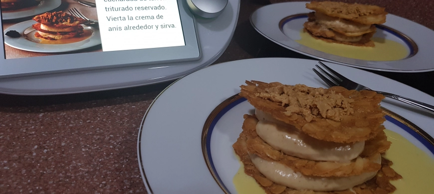 MILHOJAS DE TURRON CON CREMA DE ANIS