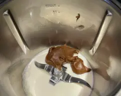 Step <p>PONGA EN EL VASO LA CREMA DE CACAO Y AVELLANAS Y LA LECHE Y MEZCLE 30 SEG/VEL.3. VIERTA EN UN BOL Y RESERVE. LAVE EL VASO.</p> illustration