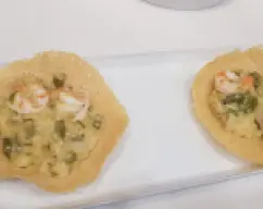 Step <p>Añadimos 3 cucharadas de parmesano rallado, 2 cucharadas de nata o mantequilla, removemos con la espátula. Le aportará una cremosidad extra. </p><p>Servimos sobre la cesta de parmesano. Podemos poner un poco de perejil para adornar </p> illustration