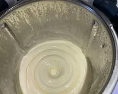 Step <p>MEZCLE 2 MIN/VEL 3 Y VAYA AÑADIENDO EL QUESO MASCARPONE A CUCHARADAS POR LA ABERTURA DE LA TAPA. </p> illustration
