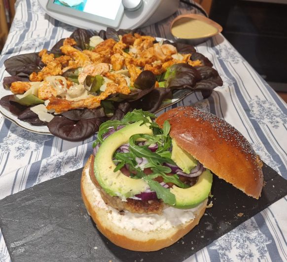 ENSALADA CÉSAR Y HAMBURGUESAS DE ATÚN Y AMARILLO