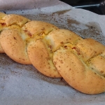 Trenza de pan de ajo rellena