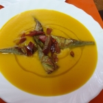 Crema de calabaza con alcachofas y jamon